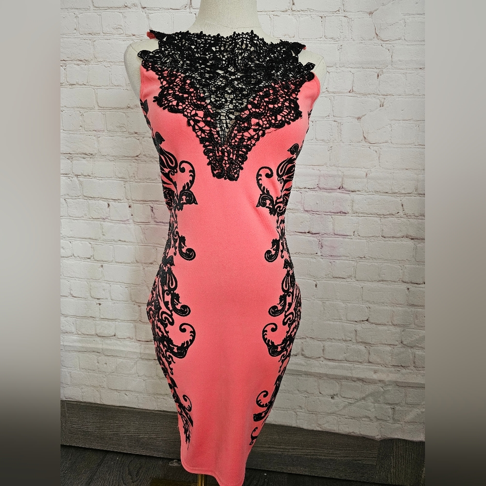 Lipsy of London | Lace Neck Dress with Emboss Detail | Coral | US 6 | EUC
